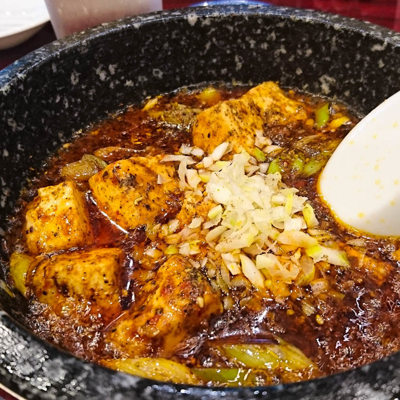 石焼陳麻婆豆腐(自家製麺 魚担々麺・陳麻婆豆腐　dan dan noodles)