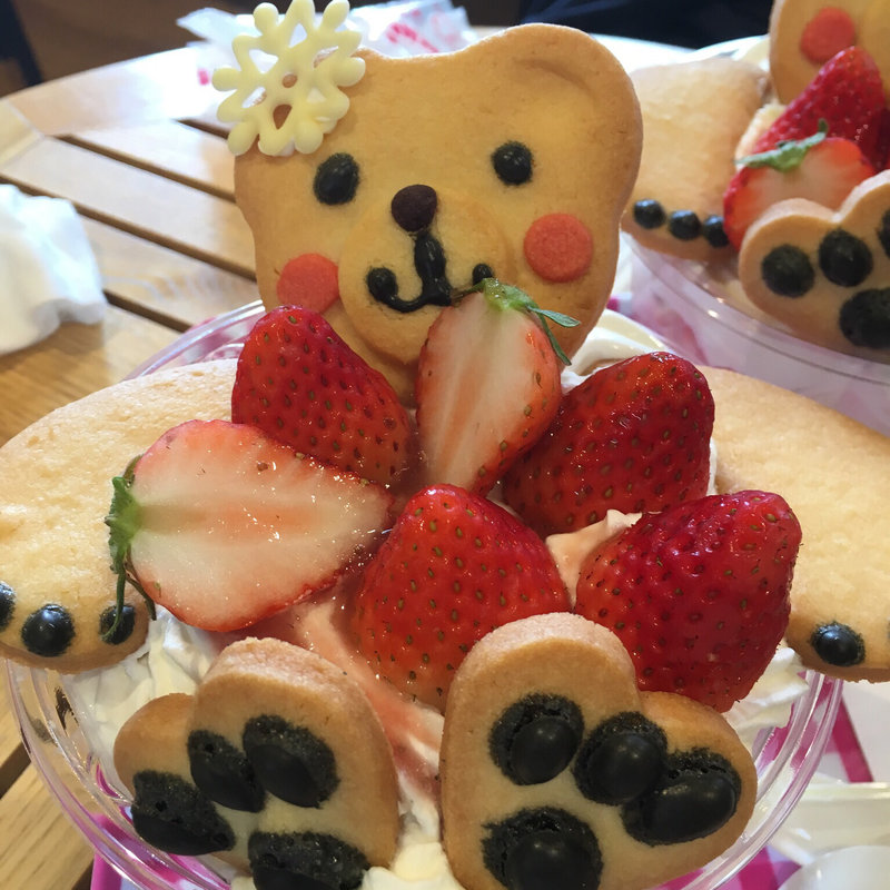 いちごパフェ  しろくまちゃんのイチゴでにゅーよーく(愛果堂 （アイカドウ）)