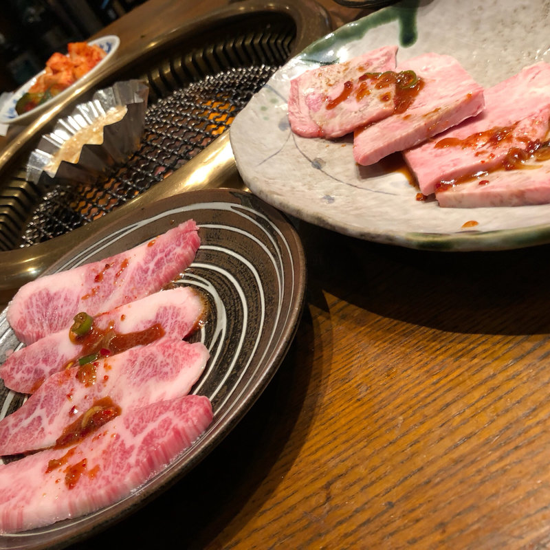 特上ザブトンと特上ロース(焼肉海雲亭)