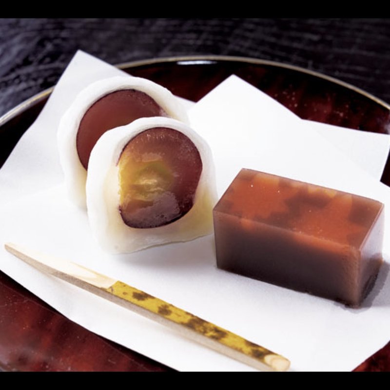 甘味（ピオーネの大福と紅葉の羊羹）(汐見)