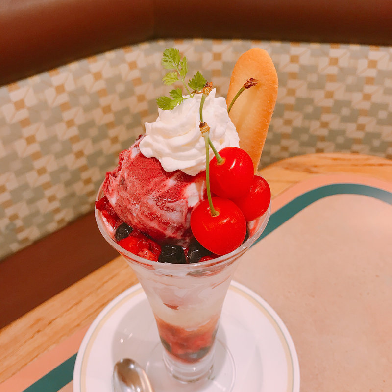 さくらんぼとベリーのパフェ(ロイヤルホスト音羽店)