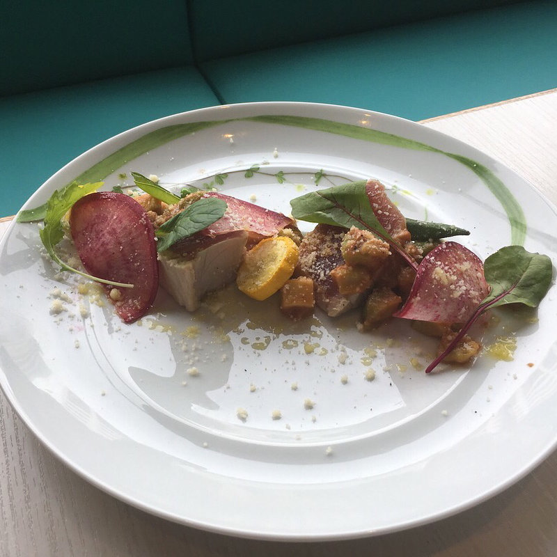 マグロのレアステーキ ごろごろアボガドソース(ブラッスリー リナーシェ)