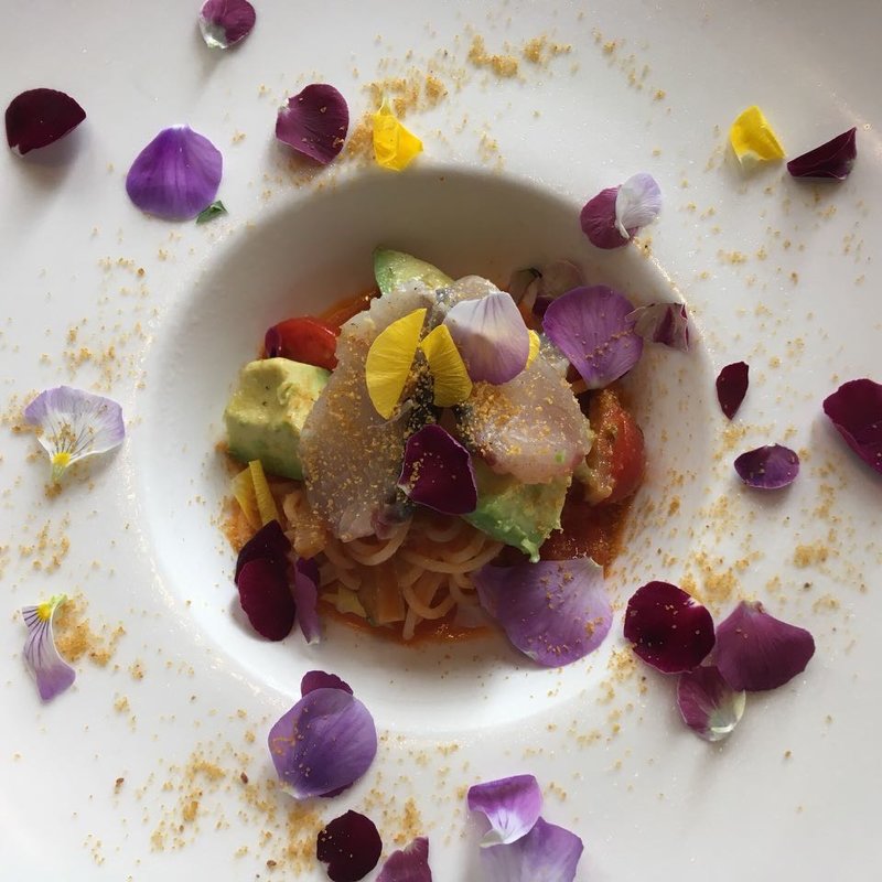 サワラのマリネと焼き茄子、アボカドの冷製トマトソース フェデリーニ(レストラン・ピウ)