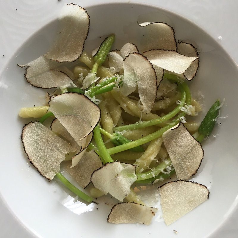 サマートリュフとアスパラソヴァージュのバターソース ストロッツァプレッティ(レストラン・ピウ)