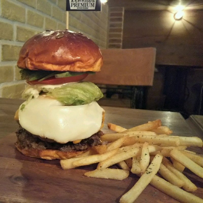 黒毛和牛100％プレミアムダブルサニーサイドアップバーガー+アボカドトッピング(サニーサイドアップ （SUNNY SIDE UP）)