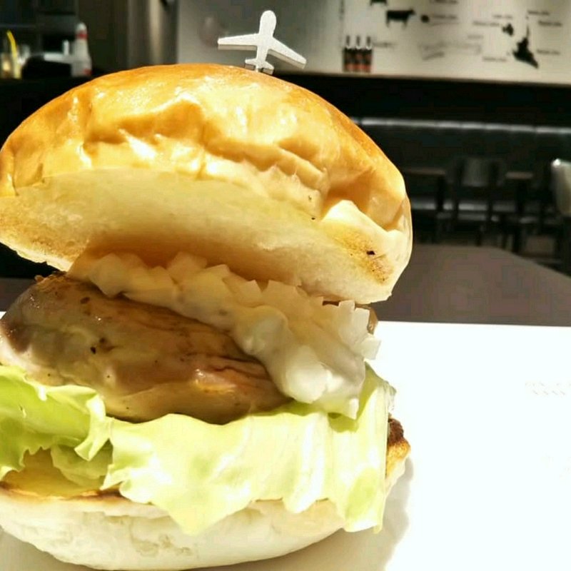 ダグズ・宮古島ツナステーキバーガー(ダグズ・バーガー 博多駅店)
