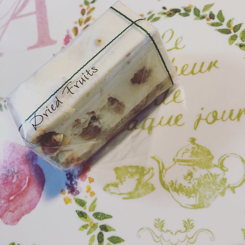 ドライフルーツのレアチーズケーキ(コガネイチーズケーキ 東小金井本店（不定休）)