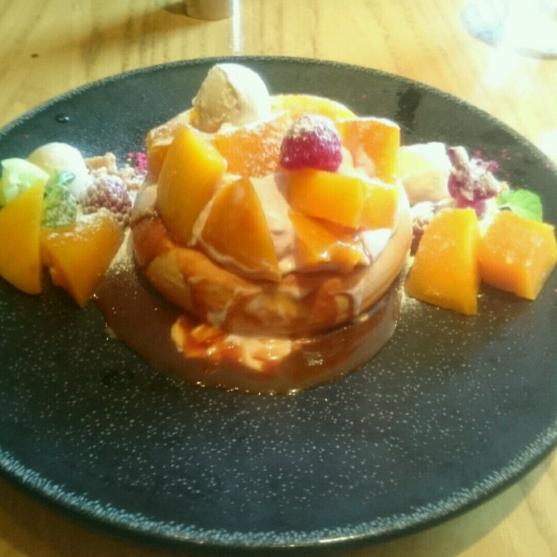 フレッシュマンゴーとフワンボワーズのパンケーキ(デイビッド・マイヤーズ カフェ)