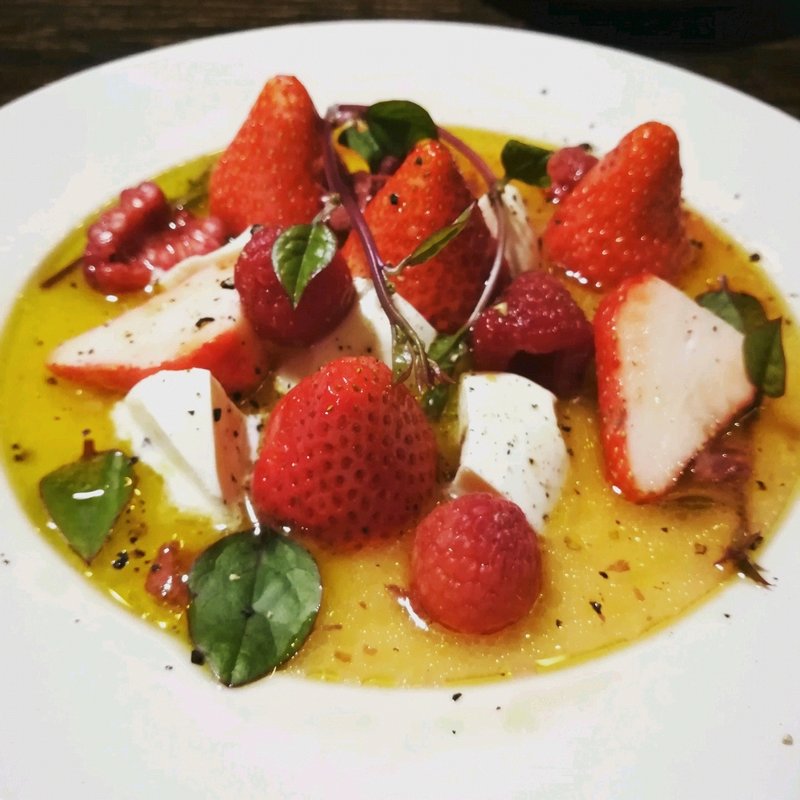 イチゴのカプレーゼ(誠平 （セイヘイ）)