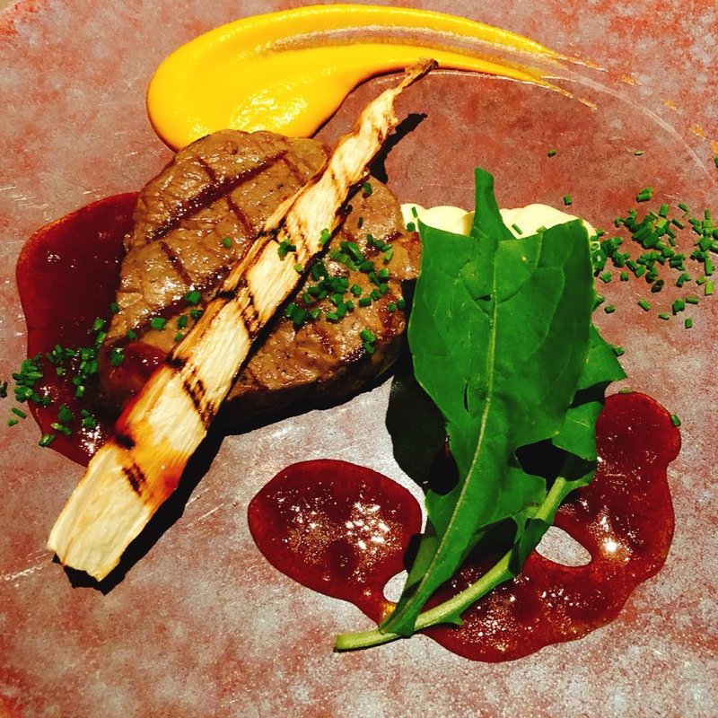 牛フィレ肉の網焼き 西洋わさび風味オニオンソース(TOKYO FUSION DINING)