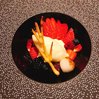 ピスタチオアイスと季節のフルーツ(TOKYO FUSION DINING)