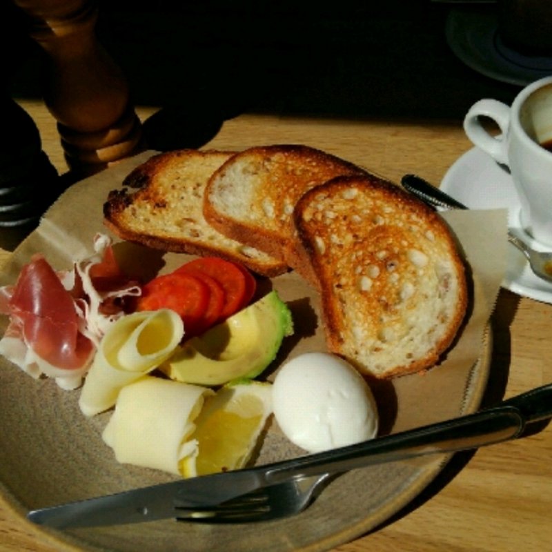 ミックスプレート　ボイルドエッグ・アボガド・トマト・プロヴォローネ・プロシュート&トースト(Allpress Espresso Tokyo Roastery & Cafe │ オールプレス・エスプレッソ 東京ロースタリー＆カフェ)