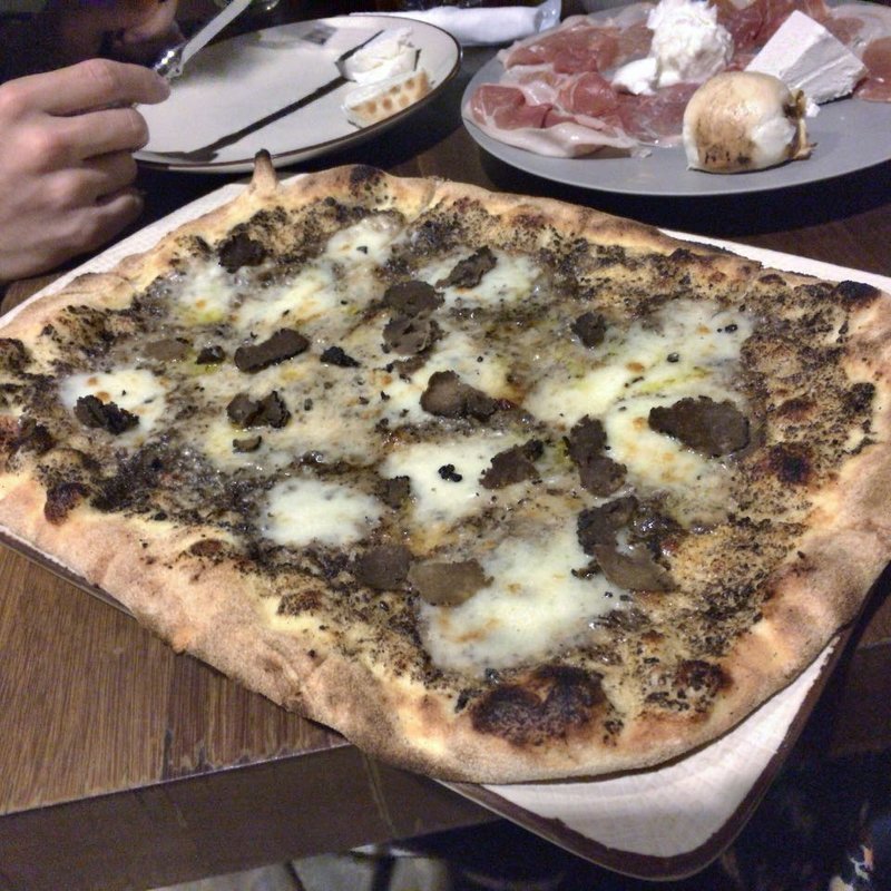 Pizzaのタルトゥーフォ(オービカ モッツァレラバー 六本木ヒルズ店 （OBIKA MOZZARELLA BAR）)