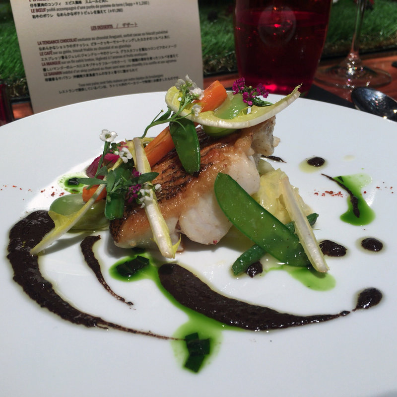 アイナメのプランシャ焼き 野菜のソテーをのせて バジルとタプナードのソースで(ラトリエ ドゥ ジョエル・ロブション)