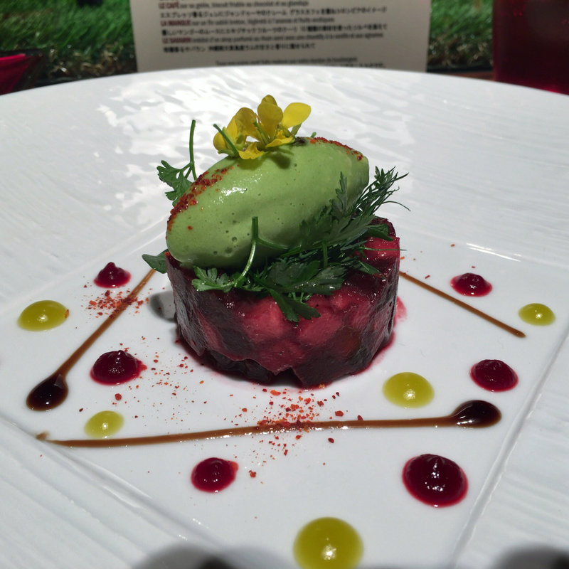 ビーツ りんごと合わせ 苦味のあるサラダとグリーンマスタードのソルベと共に(ラトリエ ドゥ ジョエル・ロブション)