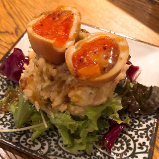 燻製半熟卵のせポテトサラダ(日本酒バル　Chintara)