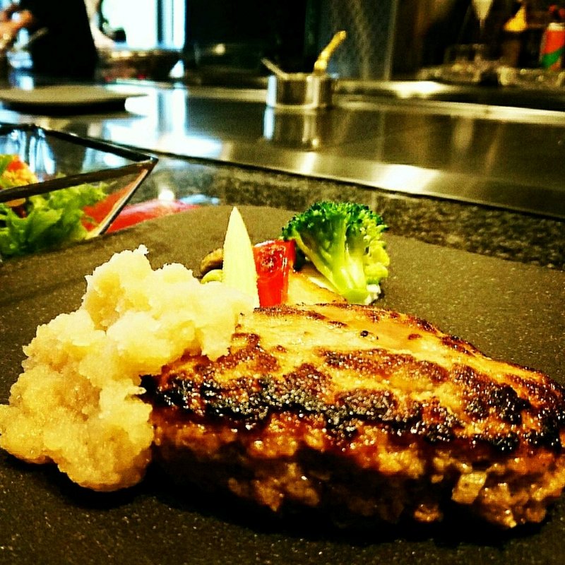 ハンバーグ(鉄板ダイニング 藤彩)