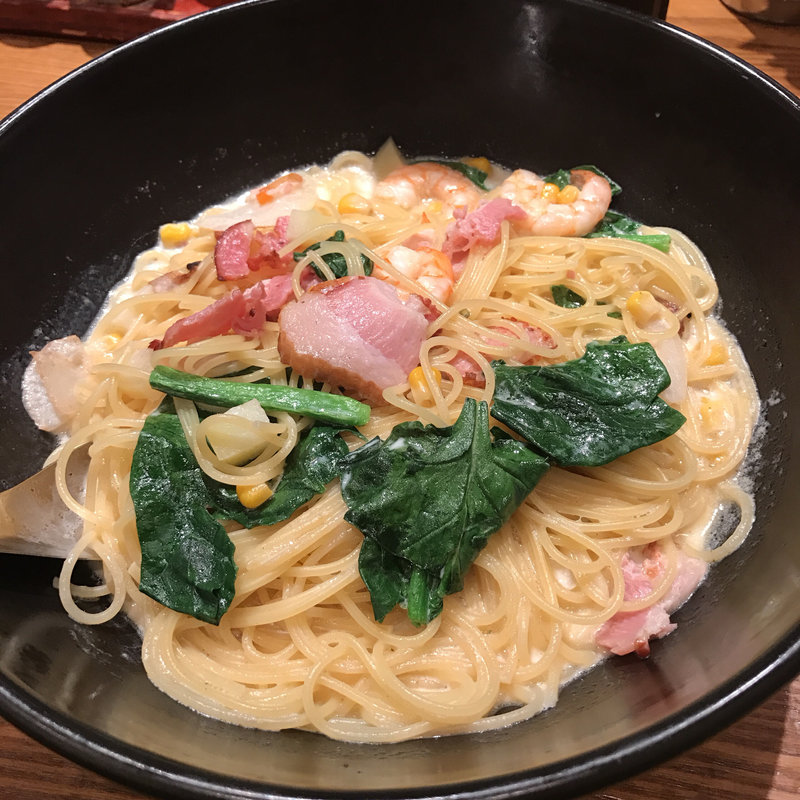 えびとベーコンとほうれん草のクリームスープすぱ(すぱじろう 銀座)