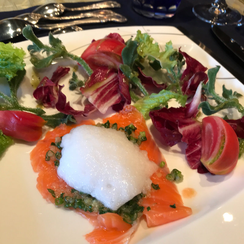 前菜の自家製スモークサーモン  (スポンタネ )