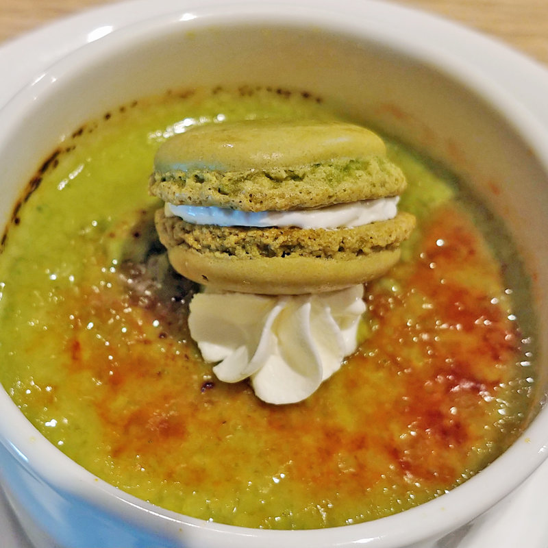 抹茶のクレームブリュレ～抹茶のマカロン添え～(旬菜ダイニング 千の恵み)