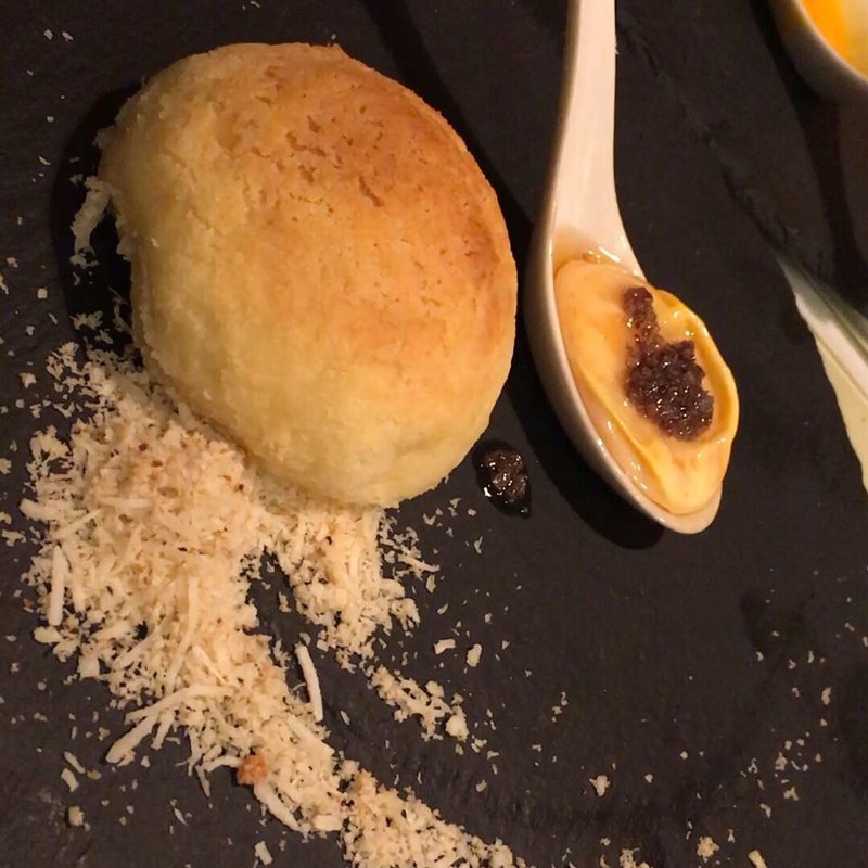 叉焼メロンパン 濃厚卵黄とトリュフ(酒中花 空心  （シュチュウカ クウシン）)