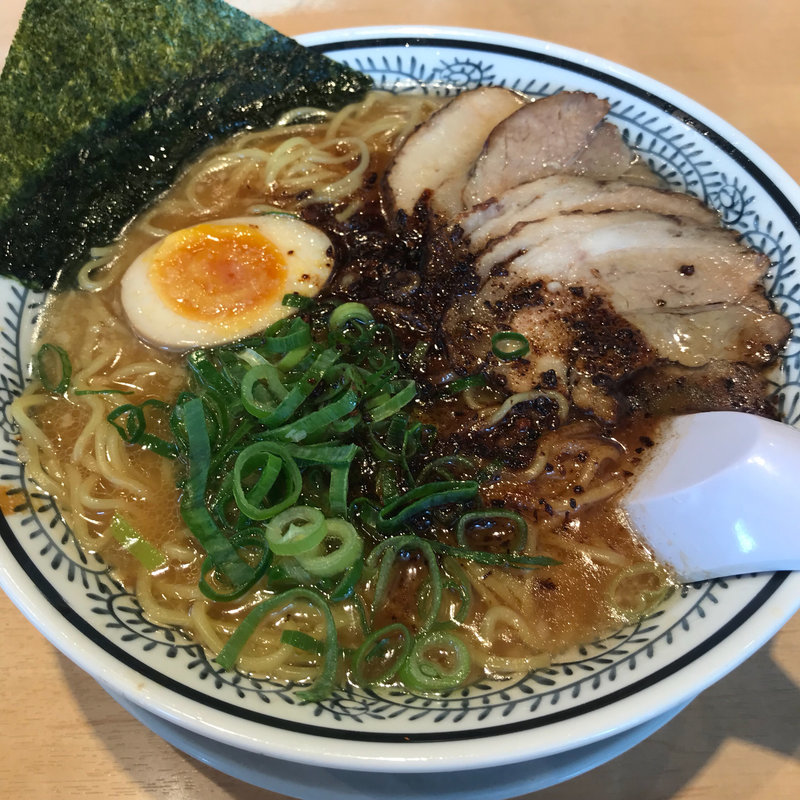 （熟成醤油）醤油とんこつチャーシュー（焦がしネギ黒）麺大盛り(丸源ラーメン 練馬関町店)