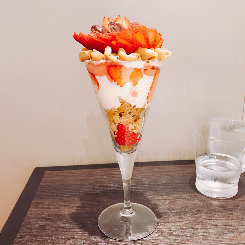 苺パフェ(カフェコムサ 池袋西武店)