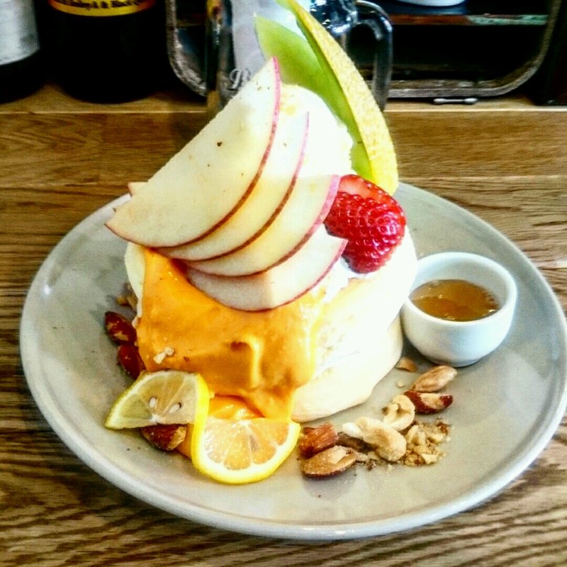 フルーツ&ハニーレモンカスタードパンケーキ(プランピーパンケーキス （plumpy pancakes）)
