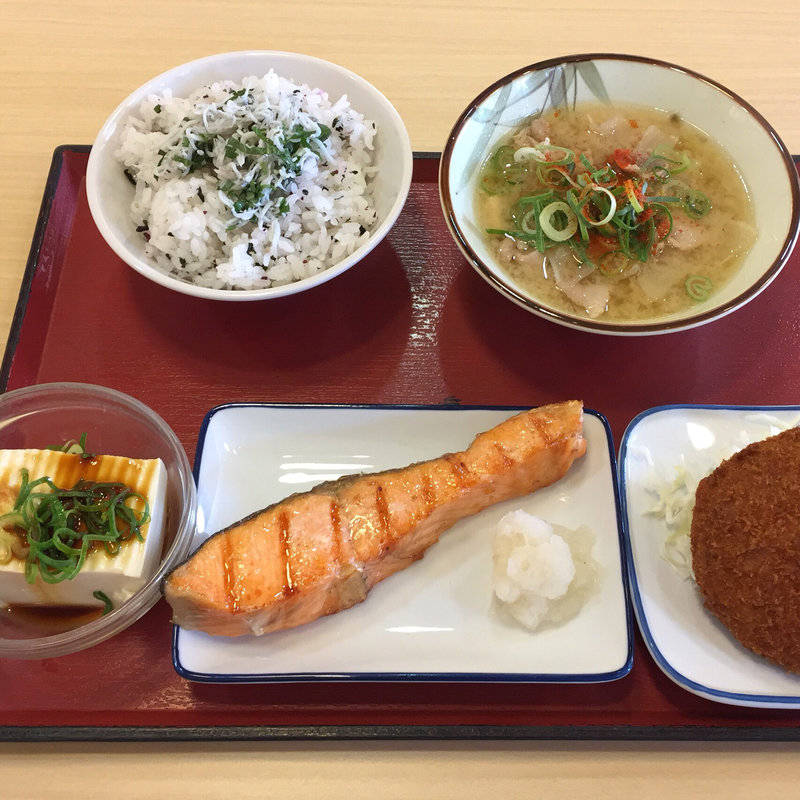 シャケ塩焼き、ミンチカツ、冷奴(まいどおおきに食堂 神戸 長田食堂)