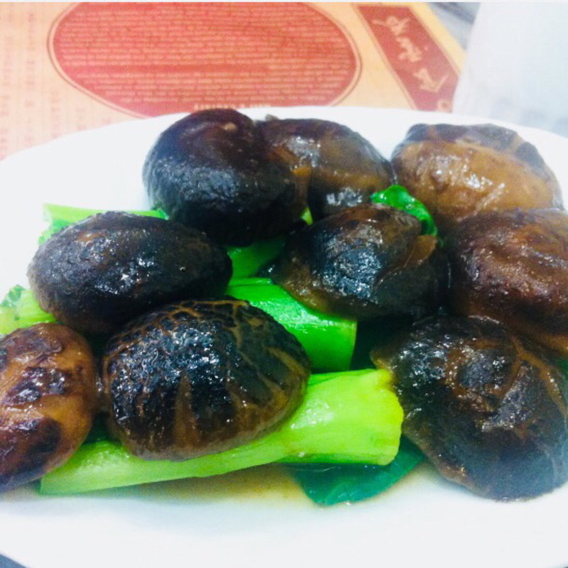 椎茸と中国ブロッコリー炒め(WongChiKee （黄枝記）)