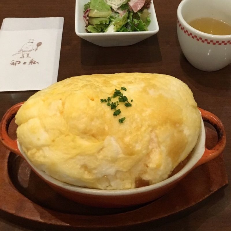 スフレオムレツドリア海老とアボカドのトマトクリーム  ホワイティ梅田の オムライスカフェ、 卵と私。   平日の午後遅めランチに訪問。 そうぞうよりゆったりした店内。  様々なオムライスメニューより スフレオムレツドリア海老とアボカドのトマトクリーム(卵と私 ホワイティ梅田店)