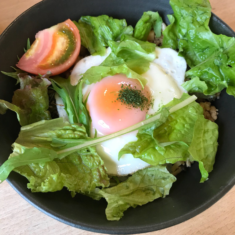 鶏そぼろとバジル炒めのサラダご飯  ランチセット(なかなかの森)