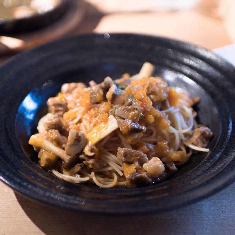 和牛すじ肉とキノコのトマトソース(洋風食堂 サンサーラ)