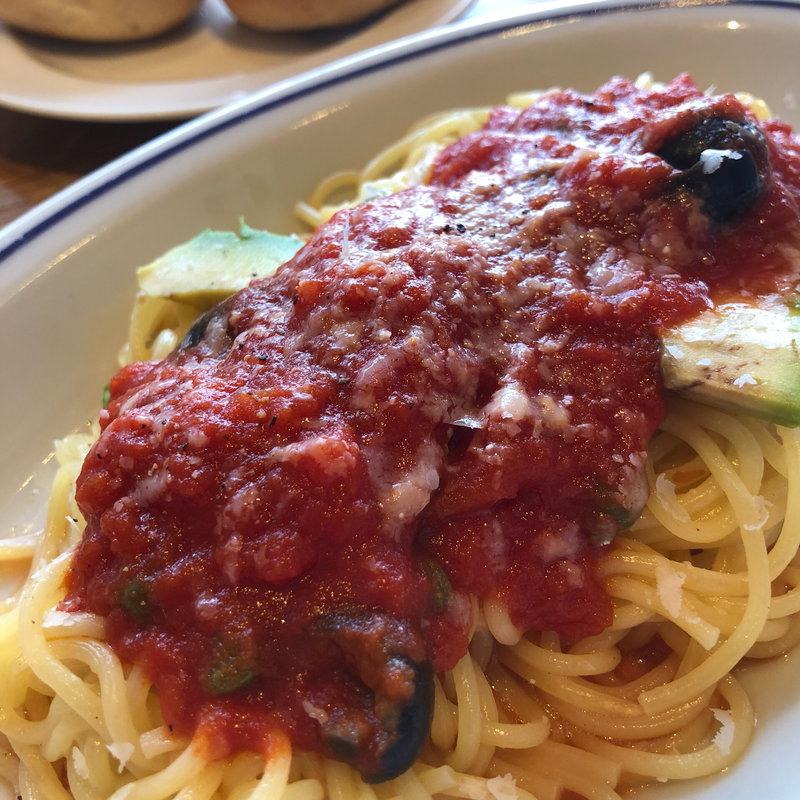 アボカドとトマトパスタ(アフタヌーンティー・ラブアンドテーブル 表参道)