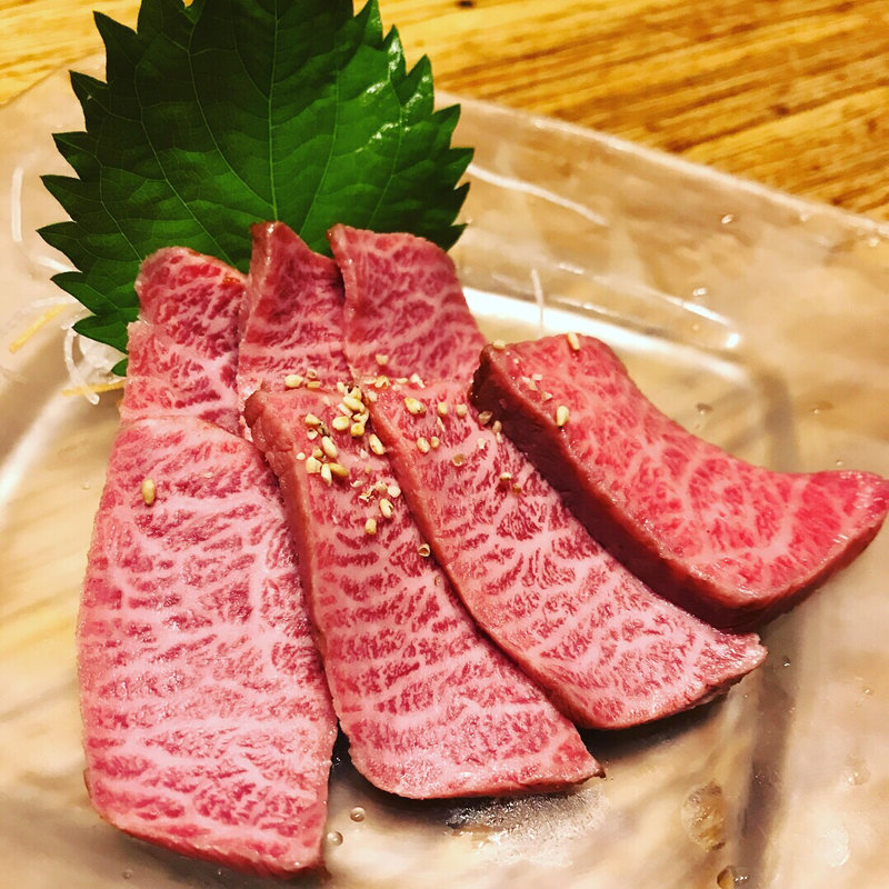 炙り　レアステーキ（牛刺し風ユッケ風）センマイ刺(めいらく苑 入舟町 )