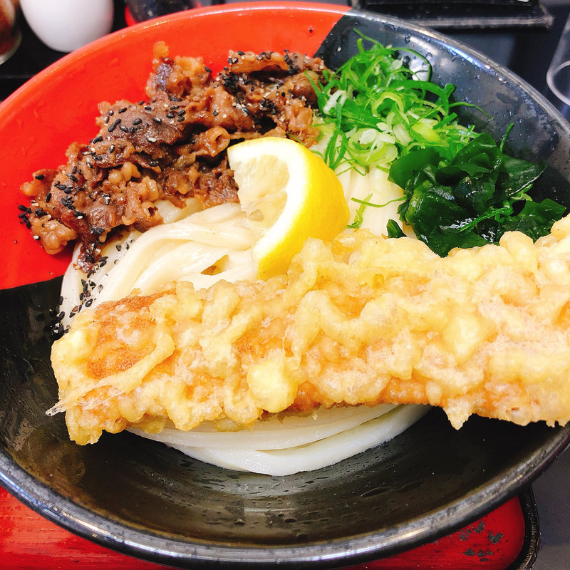 肉うどんちくわ乗せ(極楽うどん　TKU （ティーケーユー）)