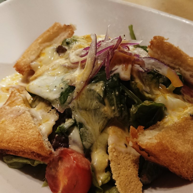 海老パンとパリパリチーズの温玉シーザーサラダ(千房 エレガンス 戎橋店 （ちぼう Elegance）)