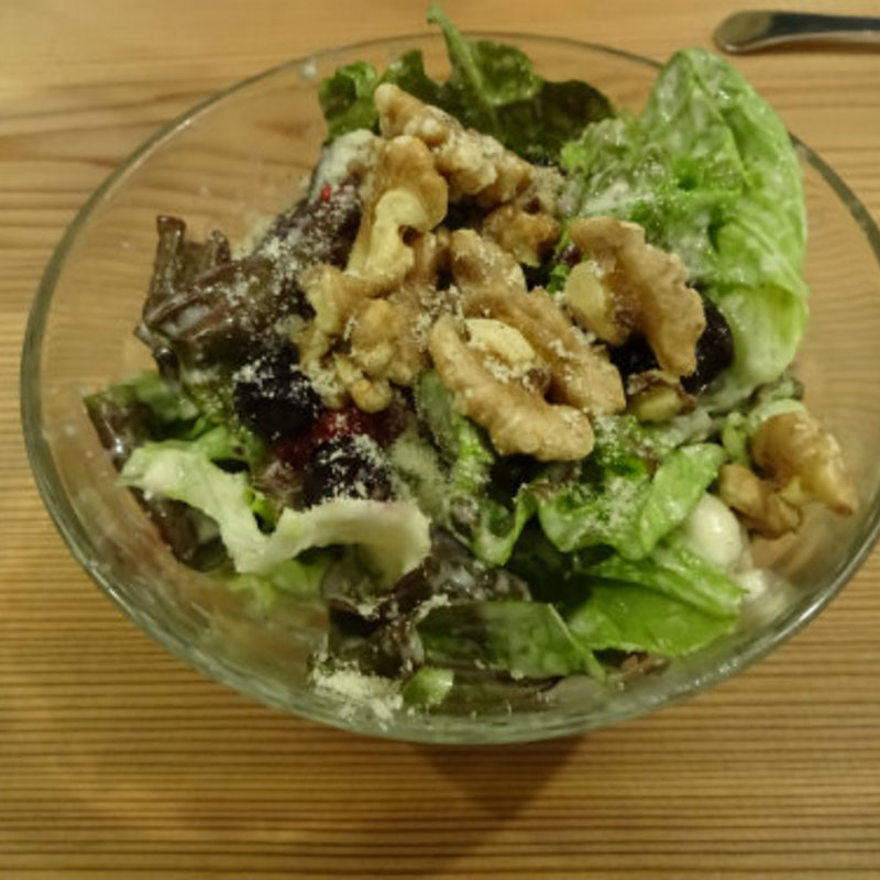 ブルーチーズのシーザーサラダ くるみとベリーのソース(横浜マルニカフェダイニング)