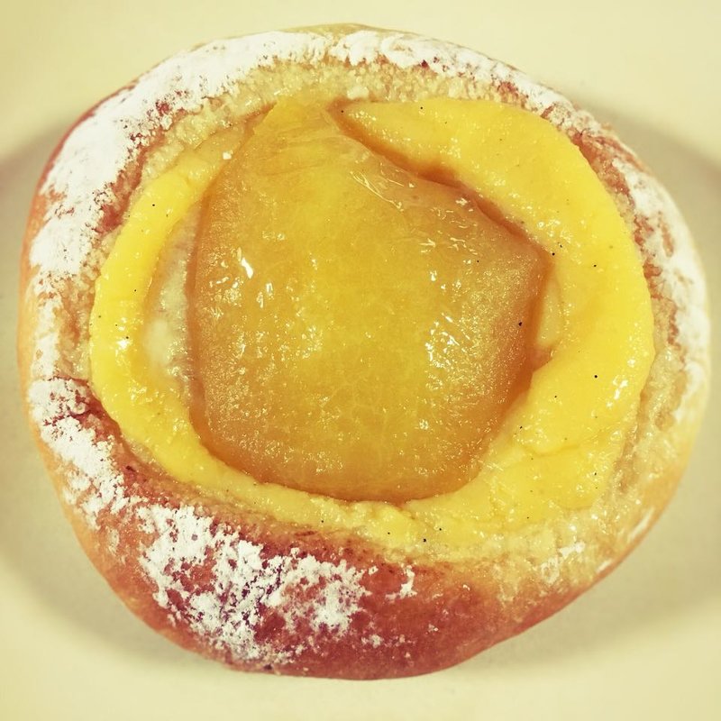 丸ごとリンゴのタルト(京都伊三郎製ぱん 伊都店)