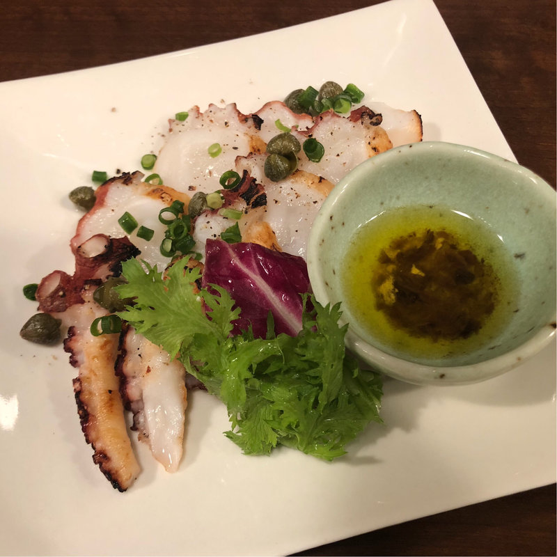 活タコ炭火焼きアンチョビガーリック(チャコール バルジュ （charcoal jus）)