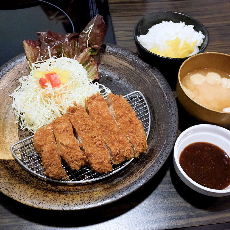 厚切りロースカツ定食(はらだ牧場 高松おいしい広場店 )