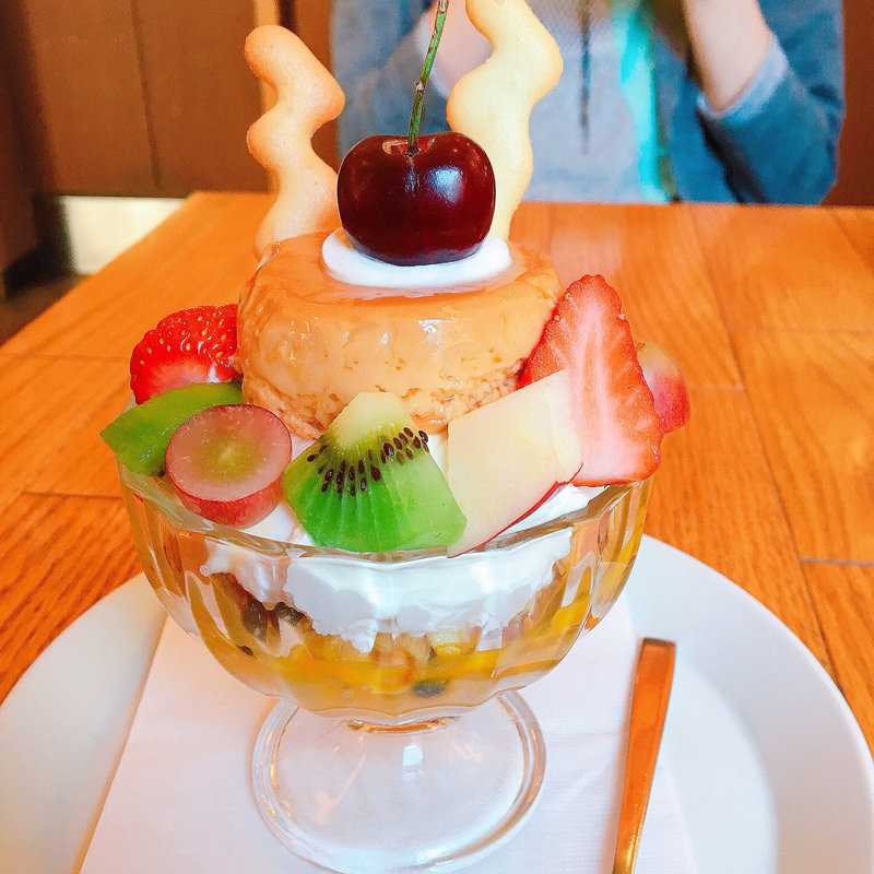自家製プリンと季節のフルーツパフェ(スモーブローキッチン 中之島)