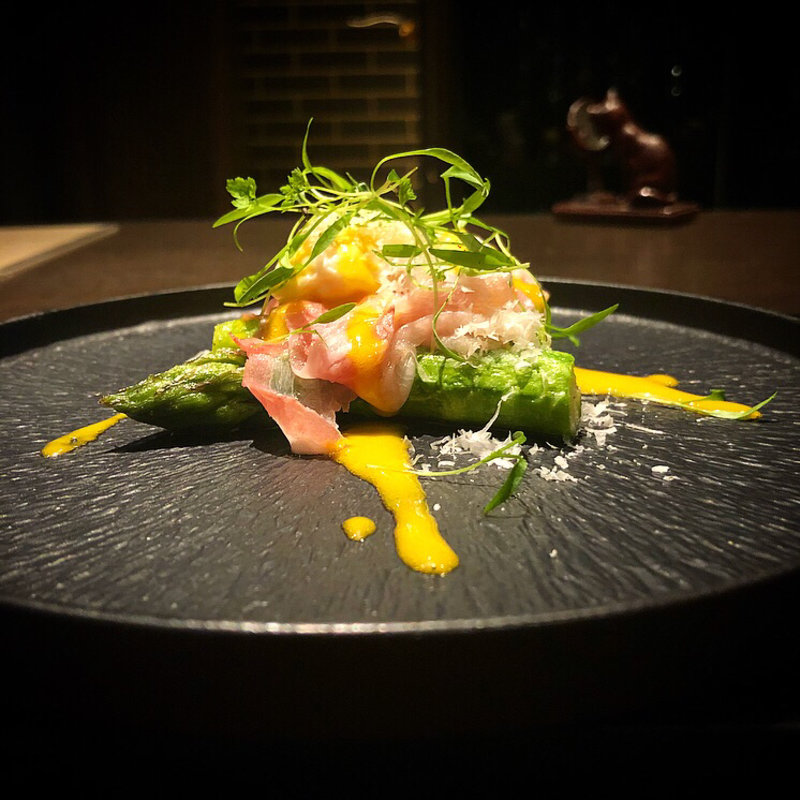 アスパラのポーチドエッグ(ブリーク （Brique）)