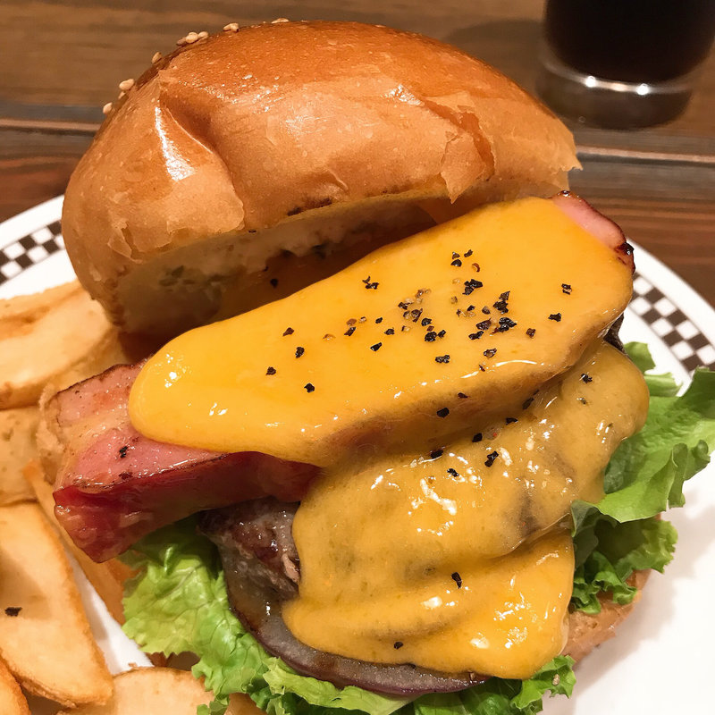 ペッパー＆チェダーメルトバーガー(ヴィレッジヴァンガードダイナー ルミネ横浜)