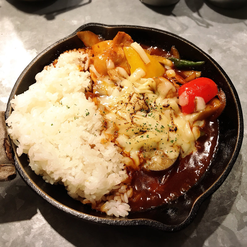 彩り野菜と豚肉の欧風チーズカレー(野菜を食べるカレーcamp エキマルシェ新大阪店 （ヤサイヲタベルカレー キャンプ）)