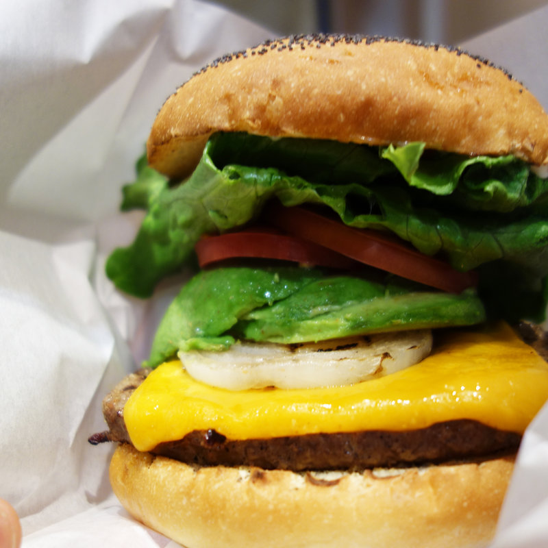 厚切りチェダーアボカドバーガー ランチセット(KUA`AINA 福岡ソラリアプラザ店)