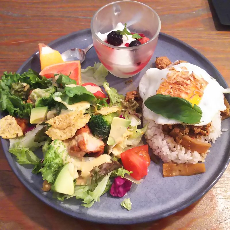 ガパオライス＆チキンとアボカドのグルメサラダプレート(WIRED CAFE アトレ川崎店)