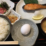 焼鮭とネギトロの定食(はじめ )