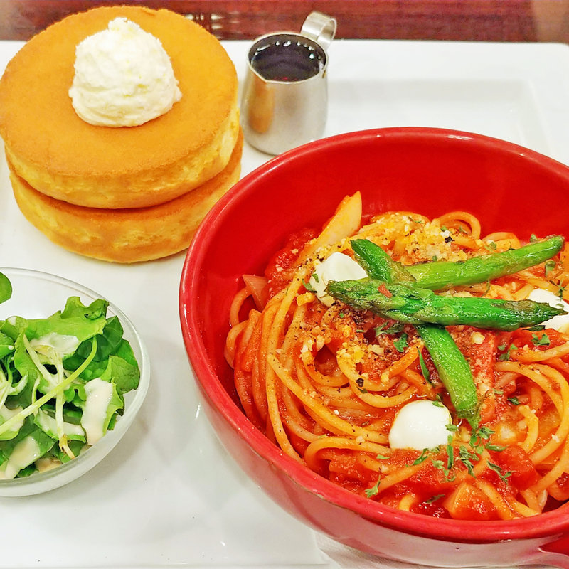 パスタ&パンケーキプレート 春野菜とモッツァレラチーズのトマトソース(星乃珈琲店 六本木店)