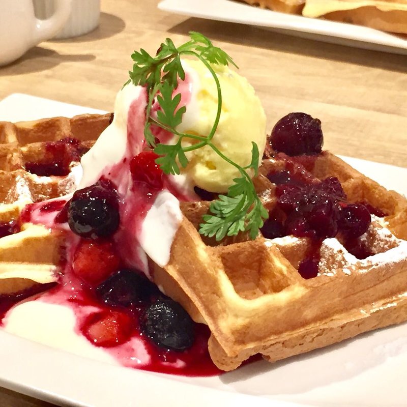 ベリーソースのヨーグルトワッフル(カフェ三番館プラス 香里ヶ丘店)